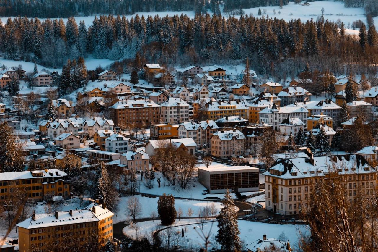 Appartement Luna Avec Parking Couvert Prive Ле-Локль Экстерьер фото